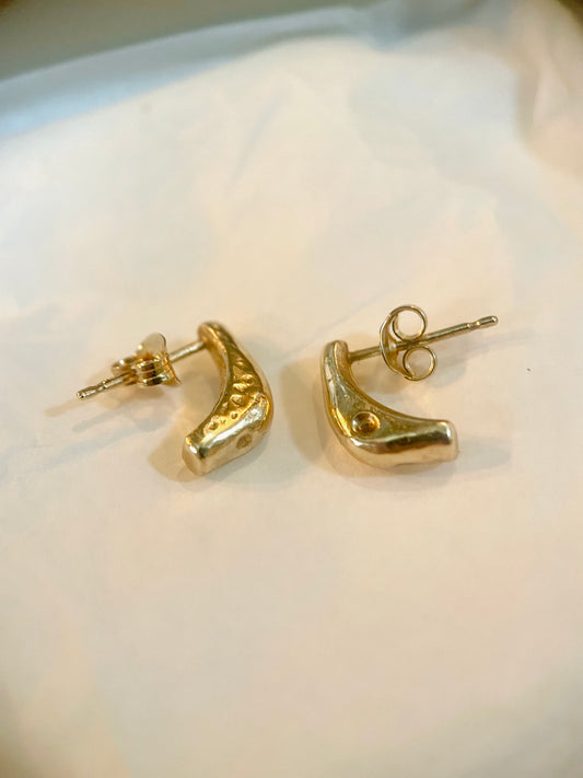 Monday Huggie Textured 9k Gold