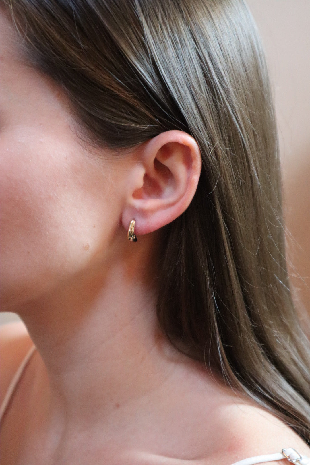 Monday Huggie Textured 9k Gold