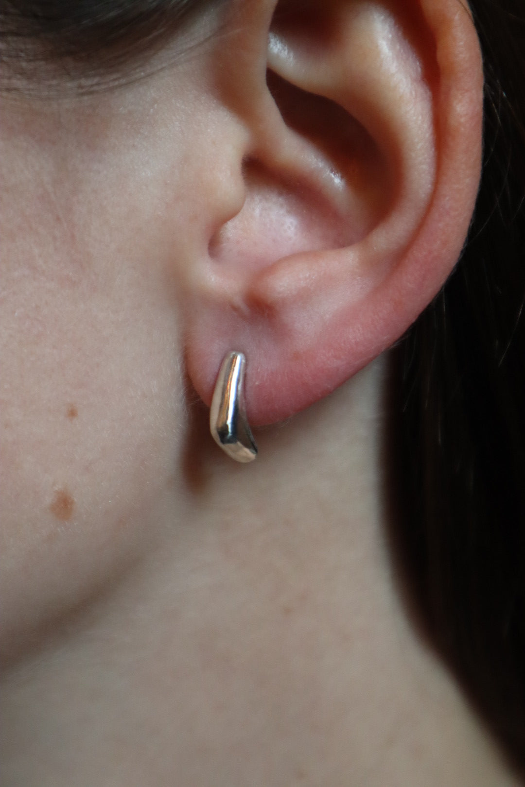 Monday Huggie Smooth Silver